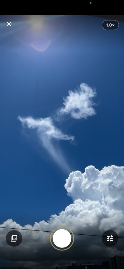 カメラ。青空にちぎれ雲。下にシャッター。